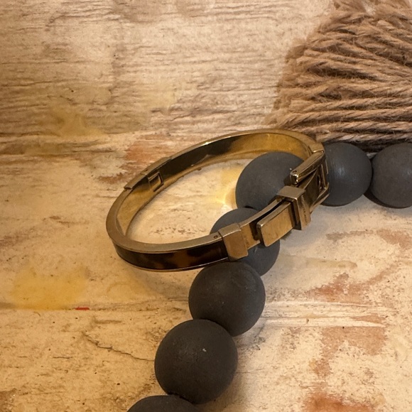 💛Michael Kors Gold/tortoise buckle Bangle Bracelet - Picture 2 of 4